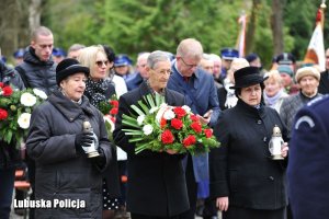 Rodzina Katyńska składa kwiaty pod pomnikiem