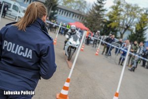 policjantka sprawdza umiejętności jazdy motocyklisty