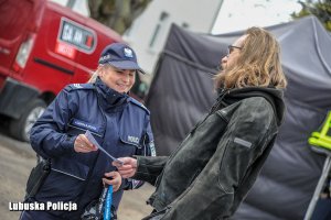 policjantka rozmawia z uczestnikiem rozpoczęcia sezonu