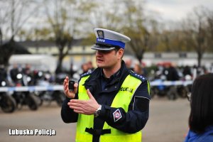Policjant ruchu drogowego instruujący uczestników parady