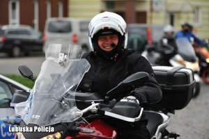 Uśmiechający się motocyklista