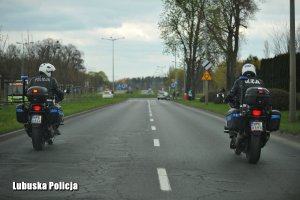 Policjanci jadący na motocyklach