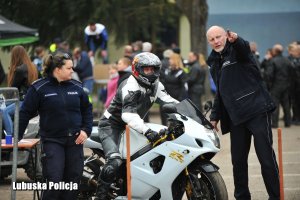 Policjant instuujący motocyklistę