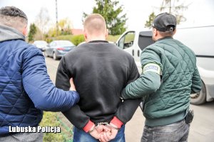 Policjanci z zatrzymanym do sprawy mężczyzną.