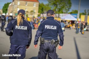 policjanci podczas zabezpieczenia meczu żużlowego