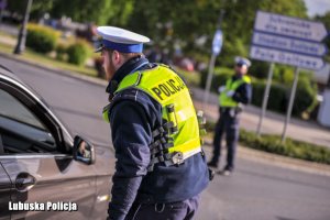 Policjant podczas zabezpieczenia żużlowych derbów.