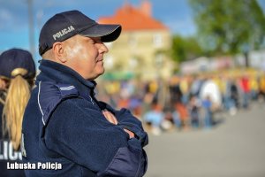 Policjant podczas zabezpieczenia żużlowych derbów.