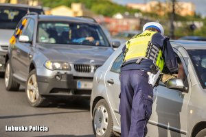 Policjant podczas zabezpieczenia żużlowych derbów.