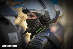 Policjant podczas zabezpieczenia żużlowych derbów