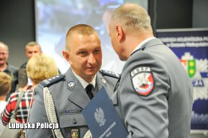 inspektor Krzysztof Sidorowicz przyjmuje gratulacje.