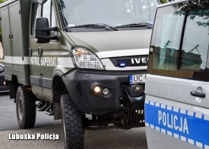 Wóz patrolu saperskiego i radiowóz Policji