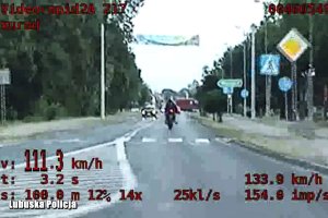 motocyklista nagrany przez policyjny wideorejestrator