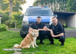 Policjanci, którzy uratowali psa.