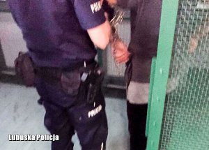 Policjant kajdankujący zatrzymanego