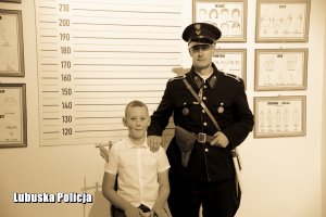 Policjant z chłopcem