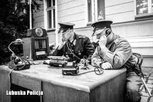 Policjanci w historycznych mundurach Policji Państwowej