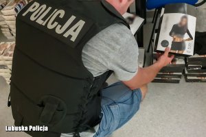 Policjant przegląda podrabianą odzież