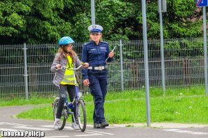 Policjantka z rowerzystką