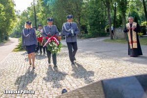 Funkcjonariusze składający wieniec na cmentarzu w Gorzowie Wielkopolskim