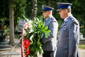 Policjanci przygotowani do złożenia wieńca na cmentarzu w Gorzowie Wielkopolskim