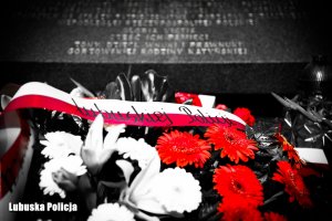 Wieniec złożony na cmentarzu przez Lubuską Policję.