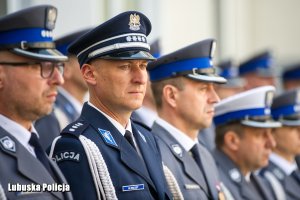 Rzecznik Komendanta Wojewódzkiego Policji w Gorzowie podczas obchodów Święta Policji.