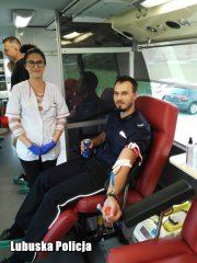 policjant oddaje krew