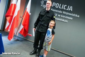 policjant z dzieckiem