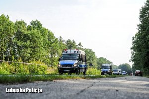 Policyjne radiowozy wjeżdżają do Kostrzyna nad Odrą.