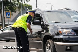 Policjant ruchu drogowego podczas czynności na drodze.