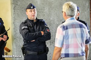 policjanci rozmawiają z turystą