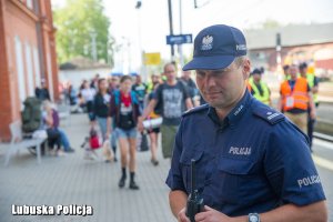 policjant na peronie