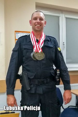 sierżant sztabowy Dawid Markowski z medalami