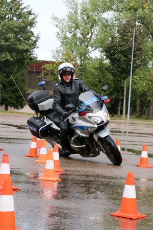Policjant Łukasz Zalewski na motocyklu.