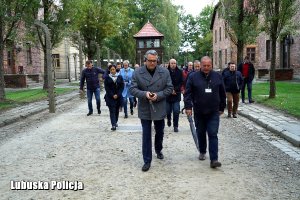 Lubuscy policjanci podczas zwiedzania byłego obozu koncentracyjnego.