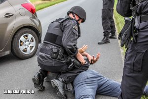 zatrzymanie napastnika przez policjantów