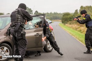 zatrzymanie napastnika przez policjantów