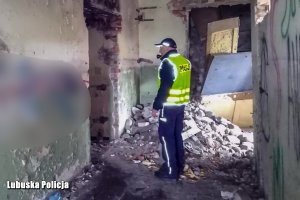 Policjant w opuszczonym budynku