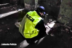 Policjant podczas czynności w opuszczonym budynku