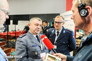 Inspektor Jerzy Głąbowski udziela wywiadu.