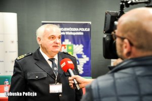 Prezydent Policji Landy Brandenburgii udziela wywiadu.