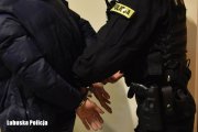 policjant zakłada kajdanki poszukiwanemu