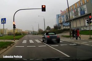 nagranie niebezpiecznej sytuacji na przejściu dla pieszych