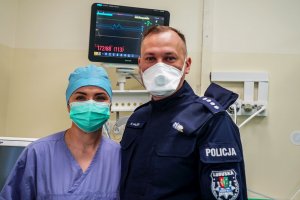 policjant i pielęgniarka w szpitalu