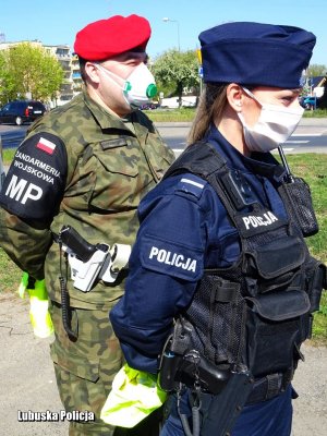 policjantka i żandarm podczas patrolu wspólnego