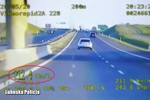 Screen z videorejestratora na auto, które przekracza prędkość