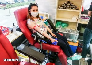 Kobieta podczas oddawania krwi.
