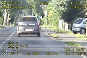 nagranie z wideorejestratora - jadący drogą samochód.