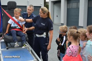 Sylwia Hajdamowicz - policjantka Komisariatu Policji w Gubinie podczas działań profilaktycznych.
