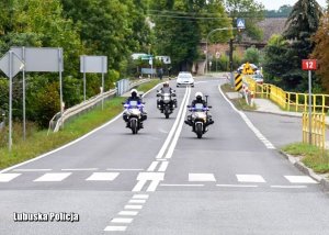 Policyjne motocykle na drodze.